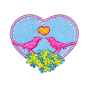 Écusson brodé coeur bleu avec oiseaux roses et détail coeur jaune sur fond blanc
