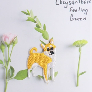Patch ricamata cane Shiba Inu con occhiali da sole su sfondo bianco con fiori