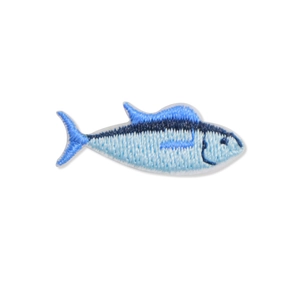 Toppa ricamata a forma di pesce blu con dettagli in filo bianco e azzurro per vestiti