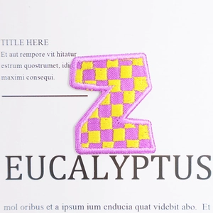 Parche bordado letra Z con diseño de tablero de ajedrez amarillo y morado para ropa