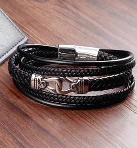 Détail du bracelet en cuir tressé pour homme avec nœud infini et fermoir magnétique