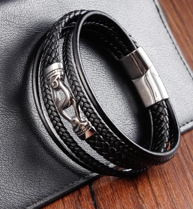 Détail du bracelet multicouche en cuir tressé noir avec fermoir magnétique en argent