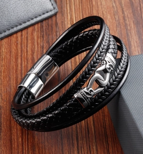 Gros plan du bracelet en cuir tressé pour homme avec breloque totem en acier