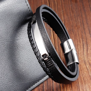 Bracelet multicouche en cuir noir pour homme avec cordon tressé et plaque en métal poli