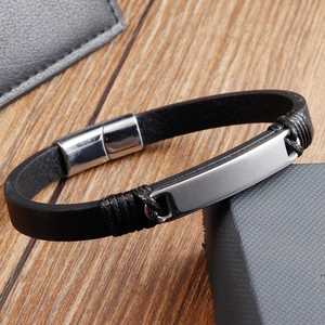 Gros plan sur le bracelet homme en cuir tressé noir avec fermoir magnétique en acier argenté