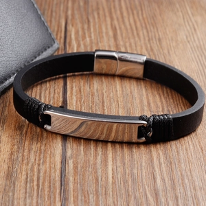 Vue macro détaillée du bracelet en cuir tressé noir avec fermoir magnétique argenté