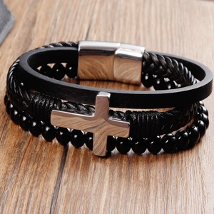 Macro del bracciale in pelle nera con corde intrecciate, perline e chiusura in acciaio inox