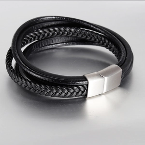 Bracciale multistrato in pelle intrecciata nera fatto a mano con chiusura magnetica