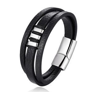 Bracelet multicouche en cuir noir pour homme avec fermoir magnétique argenté sur fond blanc