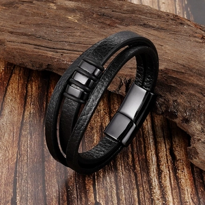Bracelet multicouche en cuir noir pour homme avec fermoir magnétique sur socle en bois