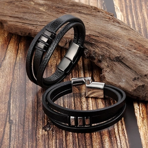 Bracelet multicouche en cuir noir pour homme avec fermoir magnétique en argent sur bois
