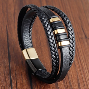 Bracciale multistrato in pelle nera da uomo con anelli dorati e chiusura magnetica