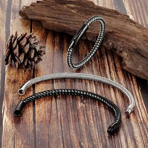 Trois bracelets pour hommes en acier inoxydable avec fermoirs magnétiques sur bois