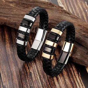Bracciale da uomo in pelle intrecciata con chiusura magnetica in acciaio su legno