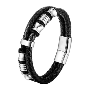 Dettaglio del bracciale da uomo in pelle nera intrecciata con chiusura magnetica in argento