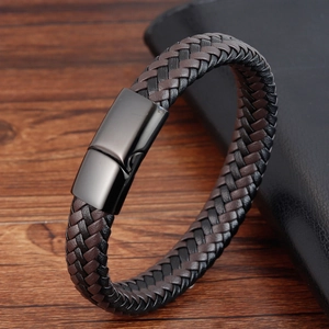 Bracelet tressé en cuir pour homme avec fermoir magnétique sur fond de bois texturé