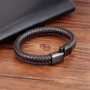 Bracelet tressé pour homme en cuir noir et marron avec un fermoir métallique brillant
