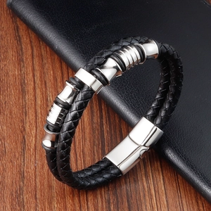 Bracciale da uomo a doppio strato in pelle nera intrecciata con anelli in acciaio e chiusura magnetica
