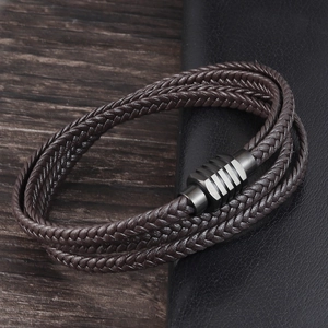 Vue macro d'un bracelet multicouche pour homme en cuir tressé marron avec fermoir magnétique