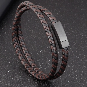 Gros plan d'un bracelet en cuir tressé double épaisseur pour hommes avec boucle noire mate