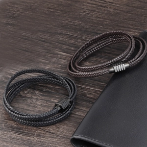 Bracelet multicouche en cuir tressé pour hommes avec fermoir noir mat sur bois