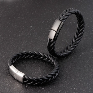 Vue détaillée des bracelets en cuir noir tressé avec des fermoirs magnétiques en métal