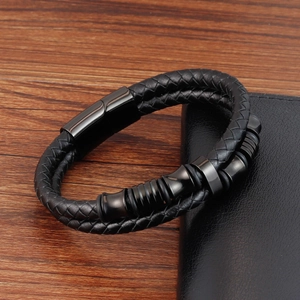 Dettaglio del bracciale in pelle intrecciata nera a doppio strato con fibbia magnetica