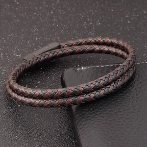 Gros plan du bracelet en cuir tressé double couche avec fermoir noir mat robuste