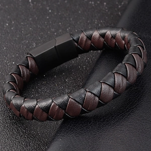 Bracelet pour homme en cuir tressé noir et marron avec fermoir magnétique mat