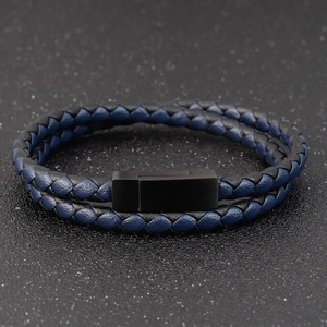 Détail du bracelet en cuir tressé double épaisseur noir et bleu avec fermoir magnétique mat