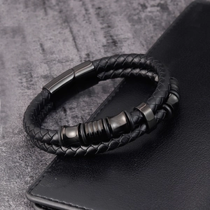 Detalle de pulsera para hombre de cuero trenzado negro de doble capa con cierre magnético negro