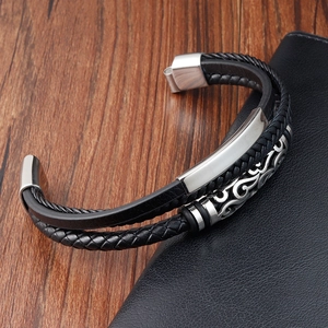 Mehrlagiges Herren-Lederarmband mit graviertem Edelstahlverschluss und Flechtstruktur