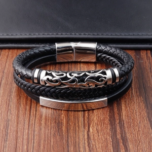 Mehrlagiges Lederarmband für Herren mit Edelstahl-Magnetverschluss und gemustertem Anhänger