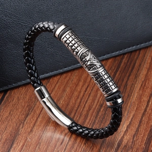 Geflochtenes Herrenarmband aus schwarzem Leder mit graviertem Edelstahlverschluss in Silber