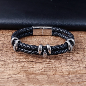 Bracelet pour hommes en cuir noir tressé avec breloques argentées et fermoir magnétique