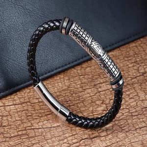 Herren Armband aus 6mm schwarzem Ledergeflecht mit nordischer Valknut Gravur und Magnetverschluss
