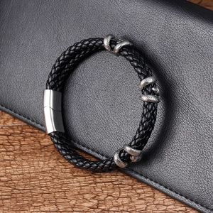 Bracelet pour homme en cuir tressé noir avec charmes en acier inoxydable argenté