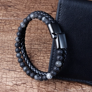 Detail von Lava-Stein und Lederarmband mit schwarzem Magnetverschluss für Herren