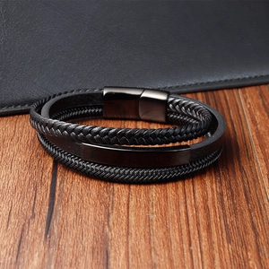 Bracciale multistrato in pelle intrecciata da uomo con placca metallica lucida e chiusura magnetica