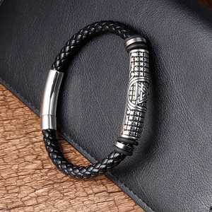 Makroaufnahme von 6 mm schwarzem Lederarmband mit einem Valknut-Stahlverschluss