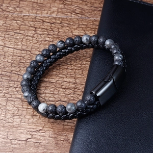 Detail eines schwarzen geflochtenen Lederarmbands mit Lavasteinperlen und Magnetverschluss