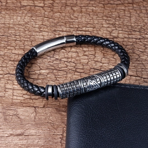 Makroaufnahme von Herren Lederarmband mit Valknut-Anhänger aus Edelstahl