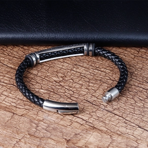 Geflochtenes Herren-Lederarmband 6mm mit silbernem Titanstahl-Verschluss auf Holz