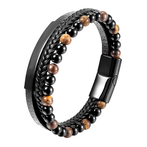 Détail du bracelet multicouche en cuir pour homme avec pierre volcanique et fermoir