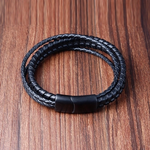 Détail d'un bracelet multicouche en cuir tressé pour homme avec fermoir magnétique mat