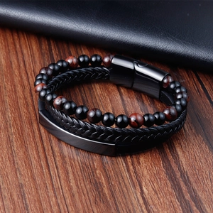 Détail du bracelet multicouche pour homme avec perles oeil de tigre rouge et cuir noir