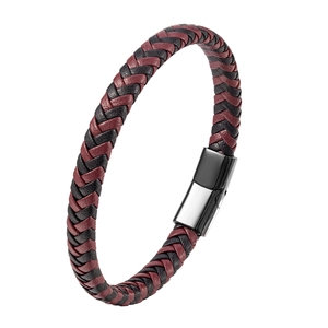 Détail du bracelet en cuir tressé multicouche noir et rouge foncé avec fermoir en acier