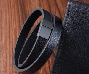 Vue détaillée du bracelet double en cuir tressé noir avec fermoir magnétique mat robuste