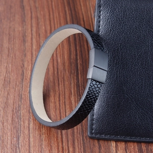 Bracelet pour homme en cuir tressé noir avec texture serpent et fermoir magnétique mat