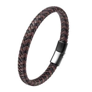Détail d'un bracelet en cuir tressé marron et noir avec fermoir métallique